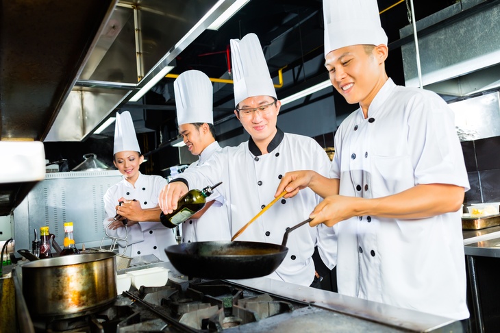 Lehrlinde die die Ausbildung zum Koch machen. 